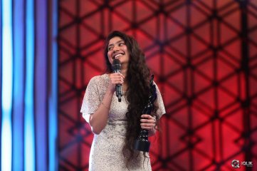 Sai Pallavi at Filmfare Awards 2016